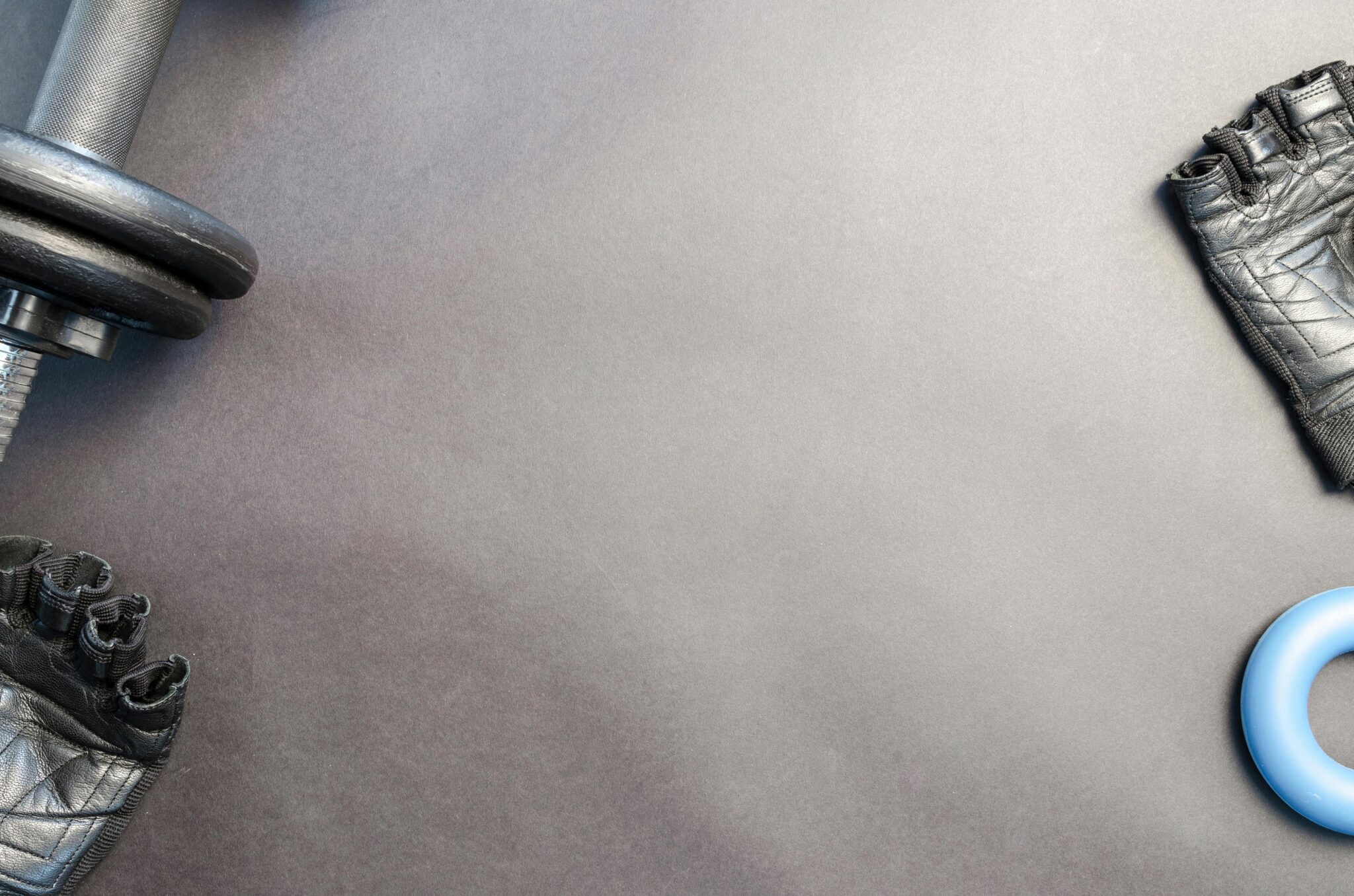 Жінка робить сідничний місток з резинкою.